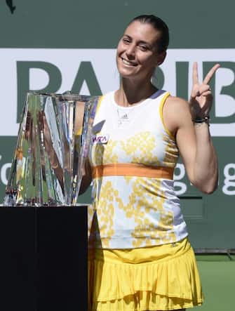 epa04129103 Flavia Pennetta of Italy poses with her trophy after defeating Agnieszka Radwanska of Poland during their women's final match at the BNP Paribas Open tennis in Indian Wells, California, USA, 16 March 2014.  EPA/JOHN G. MABANGLO