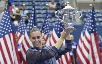 Flavia Pennetta of Italy celebrates with the championship trophy after defeating Roberta Vinci of Italy in the women's final on the thirteenth day of the 2015 US Open Tennis Championship at the USTA National Tennis Center in Flushing Meadows, New York, USA, 12 September 2015. 
ANSA/JUSTIN LANE