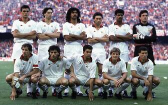 BARCELONA, SPAIN - MAY 24: AC Milan team (back row l-r) Paolo Maldini, Marco Van Basten, Ruud Gullit, Calo Ancelotti, Frank Rijkaard, Giovanni Galli,(front row l-r) Franco Baresi, Roberto Donadoni, Alessandro Costacurta, Angelo Colombo, Mauro Tassotti during the European Cup Final match between Steaua Bucarest and AC Milan at Camp Nou on May 24, 1989 in Barcelona, Spain.  (Photo by Alessandro Sabattini/Getty Images)