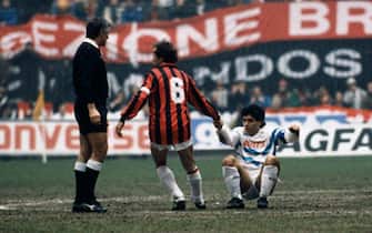 © Ravezzani/LaPresse
Archivio Storico
Milano anni '80
sport
calcio
Milan - Napoli
nella foto: il giocatore del Milan franco Baresi aiuta Maradona a rialzarsi dopo un fallo