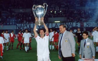 VIENNA, AUSTRIA - APRIL 23:  Franco Baresi of AC Milan lifts the trophy after winnigns the European Cup Final during the match between AC Milan and Benfica at Stadio Prater on April 23, 1990 in Vienna, Austria.  (Photo by Alessandro Sabattini/Getty Images)