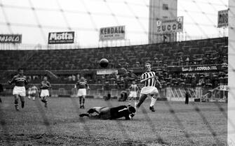 Juventus-Sampdoria �Silvio Durante/Lapresse
Archivio storico
Torino 19-06-1955
Juventus-Sampdoria
nella foto: il pallonetto di Boniperti scavalca Pin, ma finisce a lato della porta durante la partita di campionato Juventus-Sampdoria terminata 2-2
NEG- 77672