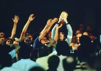 Dino Zoff of Italy lift the trophy after winnings the Final FIFA World Cup Spain 1982 match between Italy and Germany at Estadio Santiago BernabÃ©uon July 11, 1982 in Madrid, Spain. (Photo by Alessandro Sabattini/Getty Images)