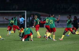 Cameroon players celebrate after beating Algeria to reach the 2022 FIFA World Cup during the FIFA World Cup Africa Qatar 2022 Qualifier match between Algeria and Cameroon at Mustapha Tchaker Stadium in Blida, Algeria, March 29, 2022. (Photo by APP/NurPhoto via Getty Images)