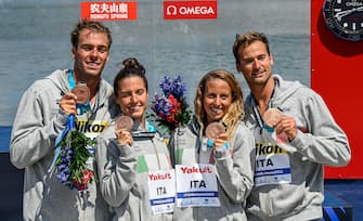 epa10035225 (L-R) Gregorio Paltrinieri, Giulia Gabrieleschi, Ginevra Taddeucci and Domenico Acerenza of the bronze medalist Italian team show their medal after the mixed 4x1500m open water swimming at the 19th FINA World Championships at Lupa lake near Budapest, Hungary, 26 June 2022.  EPA/Zsolt Szigetvary HUNGARY OUT