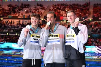 epa10033780 Silver medal winner US Bobby Finke, gold medal winner Gregorio Paltrinieri of Italy and bronze medal winner Florian Wellbrock of Germany (L-R) pose during the medal ceremony of the men s 1500m freestyle final of the 19th FINA World Championships in Duna Arena in Budapest, Hungary, 25 June 2022.  EPA/Tibor Illyes HUNGARY OUT