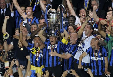 Inter Milan players celebrate with the trophy  after winning the UEFA Champions League final football match Inter Milan against Bayern Munich at the Santiago Bernabeu stadium in Madrid on May 22, 2010. Inter Milan won the Champions League with a 2-0 victory over Bayern Munich in the final at the Santiago Bernabeu. Argentine striker Diego Milito scored both goals for Jose Mourinho's team who completed a treble of trophies this season.  AFP PHOTO / JAVIER SORIANO (Photo credit should read JAVIER SORIANO/AFP via Getty Images)