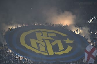 624669140 TOPSHOT - Inter Milan's supporters light flares during the Italian Serie A football match AC Milan Vs Inter Milan on November 20, 2016 at the 'San Siro Stadium' in Milan. / AFP / GIUSEPPE CACACE (Photo credit should read GIUSEPPE CACACE/AFP via Getty Images)