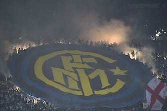 TOPSHOT - Inter Milan's supporters light flares during the Italian Serie A football match AC Milan Vs Inter Milan on November 20, 2016 at the 'San Siro Stadium' in Milan.  / AFP / GIUSEPPE CACACE        (Photo credit should read GIUSEPPE CACACE/AFP via Getty Images)