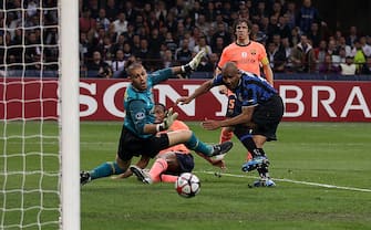 MILAN, ITALY - APRIL 20:  Maicon of Inter scores his teams second goal during the UEFA Champions League Semi Final 1st Leg match between Inter Milan and Barcelona at the San Siro on April 20, 2010 in Milan, Italy.  (Photo by Julian Finney/Getty Images)
