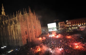 A crowd of hundreds of Inter Milan football supporters celebrate at Piazza Duomo in Milan after the victory of their team against Bayern Munich in the UEFA Champions league final football match on May 22, 2010.  Inter beat Bayern Munich 2-0 to add the European title to their Serie A and domestic cup triumphs allowing Inter Milan's Portuguese coach Jose Mourinho to become just the third coach to win the continental crown with two different teams.  AFP PHOTO/ GIUSEPPE CACACE (Photo credit should read GIUSEPPE CACACE/AFP via Getty Images)