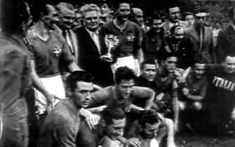 Il ct Vittorio Pozzo con la Coppa Rimet tra i calciatori azzurri al termine della finale contro l' Ungheria nello stadio Colombes di Parigi il 19 giugno 1938 ai mondiali di Francia, vinti dall' Italia esattamente 60 anni fa, in un' immagine d' archivio del servizio documentazione del Tg1. La finale termino' 4-2 con  due reti ciascuno di Gino Colaussi e di Silvio Piola e con una rete di Titkos e una di Sarosi.     ANSA/RAI-TG1