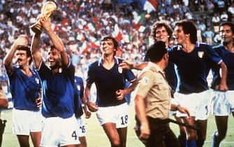 I  festeggiamenti dei giocatori della nazionale italiana dopo aver battuto la Germania nella finale dei Mondiali 1982.
ANSA/ARCHIVIO/DRN