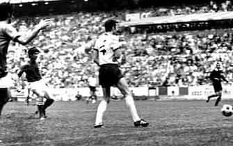 Il gol del 4-3 per gli azzurri siglato da Gianni Rivera nella semifinale tra Italia e Germania ('partita del secolo '') durante i campionati del mondo di Messico '70, disputata il 7 giugno 1970 allo Stadio Azteca di Citta' del Messico.
 ANSA 