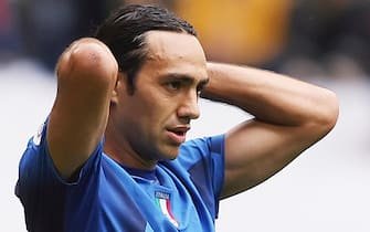 Hamburg, GERMANY:  Italian defender Alessandro Nesta leaves the pitch after being injured during the World Cup 2006 group E football game Czech Republic vs. Italy, 22 June 2006 at Hamburg stadium. AFP PHOTO PATRIK STOLLARZ  (Photo credit should read PATRIK STOLLARZ/AFP via Getty Images)