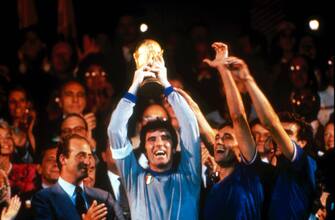 Sandro Girella/LaPresse 11-07-1982 Madrid, Spagna Calcio Campionati mondiali di calcio 1982 Italia-Germania Nella foto: il capitano Dino Zoff alza la coppa al cielo.