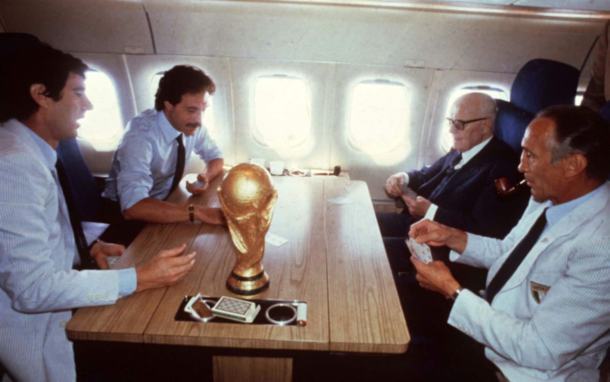 In una foto d'archivio la storica partita a carte sull'aereo di ritorno da Madrid dopo la vittoria dell'Italia ai Mondiali del 1982, da sinistra Dino Zoff, Franco Causio, Sandro Pertini ed Enzo Bearzot. ANSA