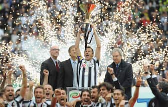 TURIN, ITALY - MAY 13:  Alessandro Del Piero of Juventus FC celebrates with the Serie A trophy after the Serie A match between Juventus FC and Atalanta BC at Juventus Stadium on May 13, 2012 in Turin, Italy.  (Photo by Valerio Pennicino/Getty Images)