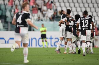 TURIN, ITALY - JULY 26: Juventus players celebrate after Cristiano Ronaldo scors a first-half goal to give the side a 1-0 lead during the Serie A match between Juventus and  UC Sampdoria at Allianz Stadium on July 26, 2020 in Turin, Italy. (Photo by Jonathan Moscrop/Getty Images)