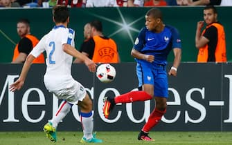 SINSHEIM, GERMANY - JULY 24: Kylian Mbappe of France (R) is challenged by Davide Vitturini of Italy during the UEFA Under19 European Championship Final match between U19 France and U19 Italy at Wirsol Rhein-Neckar-Arena on July 24, 2016 in Sinsheim, Germany. (Photo by Ronald Wittek/Bongarts/Getty Images)