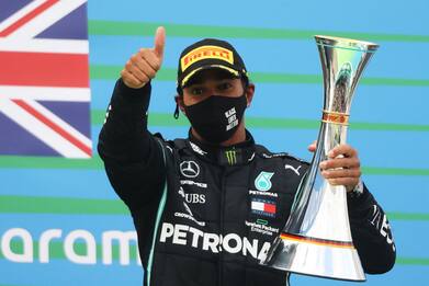 F1, Lewis Hamilton rinnova il contratto con Mercedes fino al 2023