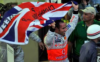 Lewis Hamilton festeggia il primo titolo mondiale conquistato nel 2008 con la McLaren