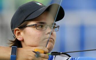 epa05465483 Lucilla Boari of Italy takes aim during the women's individual round 1/32 eliminations competition of the Rio 2016 Olympic Games Archery events at the Sambodromo in Rio de Janeiro, Brazil, 08 August 2016.  EPA/YOAN VALAT