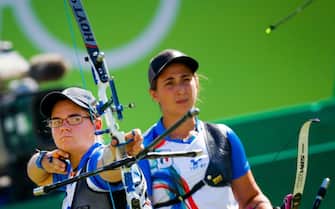 epa05462157 Lucilla Boari of Italy (L)  in action next to teammate Claudia Mandia (R) during women's team competition of the Rio 2016 Olympic Games Archery events at the Sambodromo in Rio de Janeiro, Brazil, 07 August 2016.  EPA/DIEGO AZUBEL