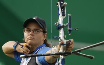 epa05465484 Lucilla Boari of Italy takes aim during the women's individual round 1/32 eliminations competition of the Rio 2016 Olympic Games Archery events at the Sambodromo in Rio de Janeiro, Brazil, 08 August 2016.  EPA/YOAN VALAT
