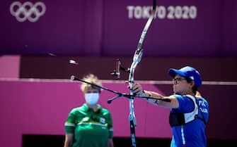 epa09363205 Lucilla Boari of Italy in action during the Women's Team 1/8 Elimination Round between Great Britain and Italy during the Archery events of the Tokyo 2020 Olympic Games at the Yumenoshima Park in Tokyo, Japan, 25 July 2021.  EPA/DIEGO AZUBEL
