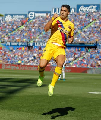 GETAFE, SPAIN - SEPTEMBER 28: Luis Suarez of FC Barcelona celebrates after scoring his team first's goal during the match between Getafe CF and FC Barcelona at Coliseum Alfonso Perez on September 28, 2019 in Getafe, Spain. (Photo by TF-Images/Getty Images)