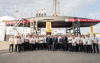 Il presidente del Consiglio Giuseppe Conte(C) insieme all'equipaggio di Luna Rossa, la barca che si sta preparando per l'America's Cup di vela, Cagliari 2 ottobre 2019.  ANSA/FILIPPO ATTILI UFFICIO STAMPA PALAZZO CHIGI 