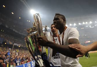 Inter Milan's forward Mario Balotelli celebrates with the trophy after winning the UEFA Champions League final football match Inter Milan against Bayern Munich at the Santiago Bernabeu stadium in Madrid on May 22, 2010. Inter Milan won the Champions League with a 2-0 victory over Bayern Munich in the final at the Santiago Bernabeu. Argentine striker Diego Milito scored both goals for Jose Mourinho's team who completed a treble of trophies this season.  AFP PHOTO / PIERRE-PHILIPPE MARCOU (Photo credit should read PIERRE-PHILIPPE MARCOU/AFP via Getty Images)