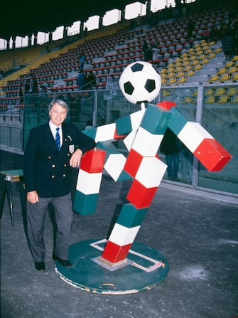England manager Bobby Robson (1933 - 2009) with 'Ciao', the mascot of the 1990 FIFA World Cup, Italy, 1990. (Photo by David Cannon/Getty Images)