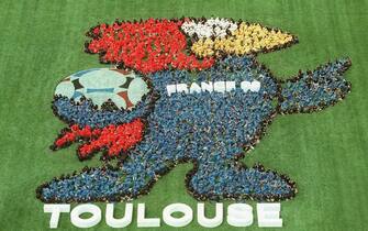 le plus grand Footix, la mascotte officielle de la coupe du Monde de Football 98, est constituÃ©, le 24 mai sur le stade d'athlÃ©tisme de la zone verte de SesquiÃ¨re prÃ¨s de Touluse, par prÃ¨s de 2.800 enfants et il mesure 34 mÃ¨tres de long et 30 mÃ¨tres de large.

The biggest Footix ever, the official mascot of the Football World Cup that will take place in  France in 1998, is created on an athletics field in Toulouse 24 May by some 2,800 children. The Footix measured 34 metres long and 30 metres wide. (Photo by JEAN-PIERRE MULLER / AFP) (Photo by JEAN-PIERRE MULLER/AFP via Getty Images)