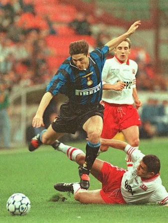 Inter Milan's striker Javier Zanetti (L), runs past Guingamp's defenders Christophe Vannuchi (on ground) and Claude Michelbut, 24 September at the San-Siro stadium in Milan, during their first round UEFA Cup return match. The match ended by a 1-1 draw and Milan qualified on agregate (0-3) for the next round.  AFP PHOTO (Photo by PHILIPPE HUGUEN / AFP) (Photo by PHILIPPE HUGUEN/AFP via Getty Images)