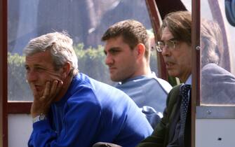 massimo moratti MI-4-5/4/00- APPIANO GENTILE (COMO)- SPR- CALCIO: INTER; ALL'AMICHEVOLE C'E' ANCHE MORATTI. Il presidente dell'Inter Masimo Moratti (d), l'allenatore Marcello Lippi e Chrstian Vieri seguono la partita amichevole oggi ad Appiano Gentile. DAL ZENNARO/ANSA