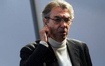 107807426 Massimo Moratti, Inter Milan president arrives at a press conference at the Inter Milan headquarters in Milan to present Inter's new coach Brazilian Leonardo on December 29, 2010. Brazilian coach Leonardo was named on December 24, 2010 as the new boss of European and Italian champions Inter Milan, taking over from the sacked Rafael Benitez.AFP PHOTO/GIUSEPPE ARESU (Photo credit should read GIUSEPPE ARESU/AFP via Getty Images)