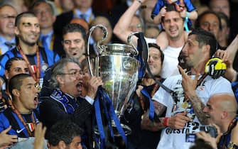 Inter Milan's president Massimo Moratti (L) celebrates with the trophy after the UEFA Champions League final football match Inter Milan against Bayern Munich at the Santiago Bernabeu stadium in Madrid on May 22, 2010. Inter Milan won the Champions League with a 2-0 victory over Bayern Munich in the final at the Santiago Bernabeu. Argentine striker Diego Milito scored both goals for Jose Mourinho's team who completed a treble of trophies this season.  AFP PHOTO / CHRISTOPHE SIMON (Photo credit should read CHRISTOPHE SIMON/AFP via Getty Images)