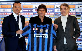 107807339 (From L) Inter Milan's head of technical staff Marco Branca, new Brazilian coach Leonardo and President Massimo Moratti pose as Leonardo is officially presented to the press at the Inter Milan headquarters in Milan on December 29, 2010. Brazilian coach Leonardo was named on December 24, 2010 as the new boss of European and Italian champions Inter Milan, taking over from the sacked Rafael Benitez.AFP PHOTO/GIUSEPPE ARESU (Photo credit should read GIUSEPPE ARESU/AFP via Getty Images)
