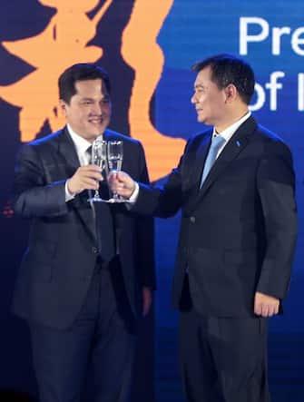 CHINA SOCCER SUNING epa05348319 FC Inter's Chairman Erick Thohir (L) and Zhang Jindong (R), founder and the Chairman of the Suning Holdings Group, clink glasses during a press conference in Nanjing, Jiangsu, east China, 06 June 2016. The Chinese retail giant, Suning Holdings Group, has announced buying almost 70 percent of Italian soccer club FC Internazionale Milano shares. EPA/FEATURECHINA CHINA OUT