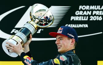 Max Verstappen alza il trofeo del Gp di Spagna nel 2016