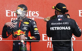 Max Verstappen e Lewis Hamilton sul podio a Silverstone