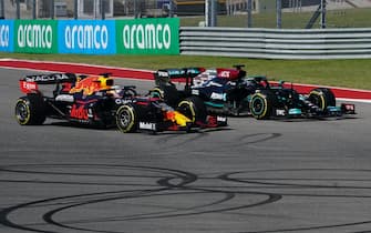 Max Verstappen e Lewis Hamilton durante una gara