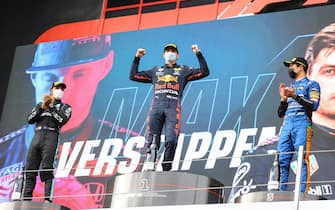 Max Verstappen esulta sul podio dopo un Gp vinto