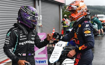 Max Verstappen e Lewis Hamilton prima di una gara