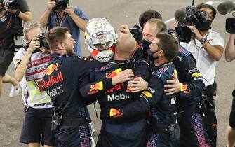 Il pilota della Red Bull Max Verstappen esulta ad Abu Dhabi