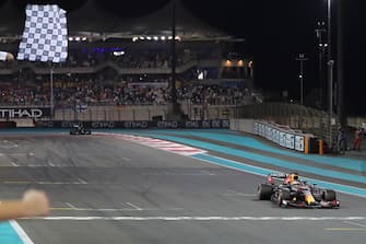 epa09638404 Dutch Formula One driver Max Verstappen (R) of Red Bull Racing crosses the finish line to win the 2021 Formula One Grand Prix of Abu Dhabi at Yas Marina Circuit in Abu Dhabi, United Arab Emirates, 12 December 2021.  EPA/KAMRAN JEBREILI / POOL