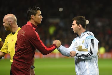 Argentina striker Lionel Messi (R) shakes hands with Portugal's striker Cristiano Ronaldo (L) ahead of kick off of the international friendly football match between the Argentina and Portugal at Old Trafford in Manchester on November 18, 2014. AFP PHOTO / PAUL ELLIS        (Photo credit should read PAUL ELLIS/AFP via Getty Images)