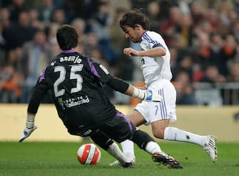 79690018 MADRID, SPAIN - FEBRUARY 10: Raul Gonzalez (R) of Real Madrid beats Sergio Asenjo of Valladolid to score Real's second goal during the La Liga match between Real Madrid and Valladolid at the Santiago Bernabeu stadium on February 10, 2008 in Madrid, Spain (Photo by Denis Doyle/Getty Images)